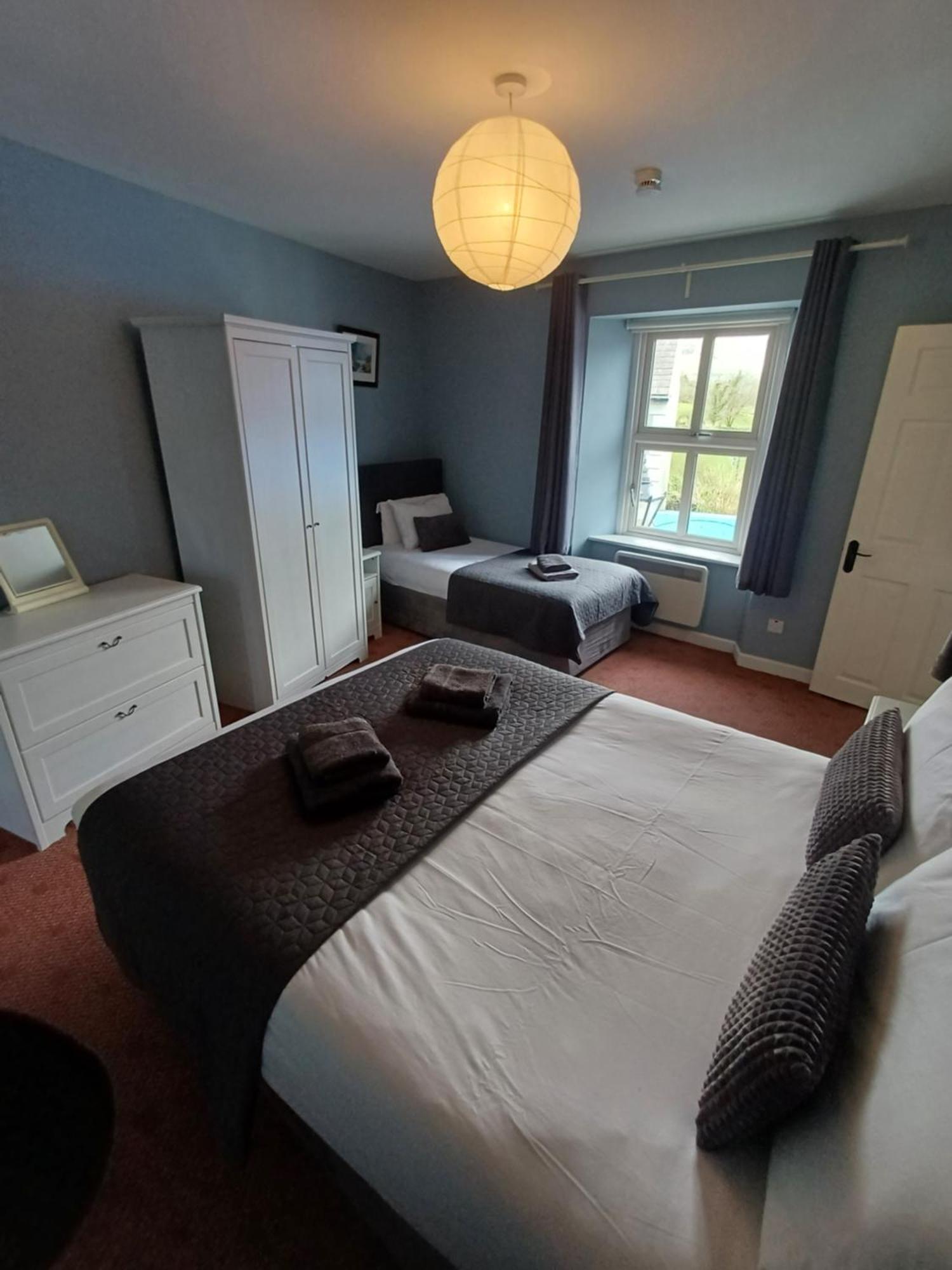Clonbur House - One Bedroom Apartment Голуей Екстериор снимка